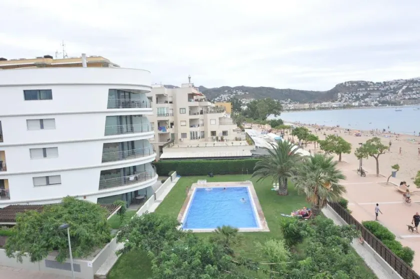 Apartment direkt am Strand in Roses, Costa Brava! 2 Schlafzimmer, Meerblick, Pool, kostenloses WLAN. Buchen Sie jetzt! - Image 1