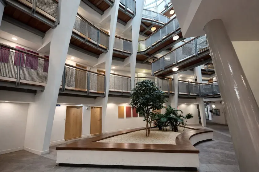 Pet Friendly Flat Sleeps 4 with Balcony & Parking - Image 1