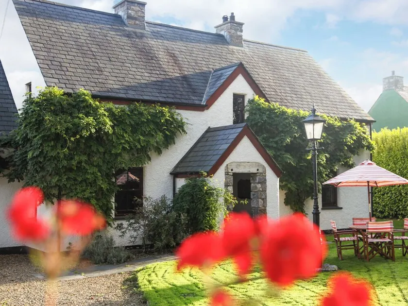 3 bedroom accommodation in Tenby - Image 1