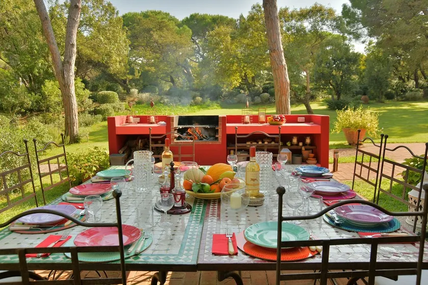 House with 6 Bedrms, 5 Bathrms, 5min walk trough a private grove to the beach - Image 1