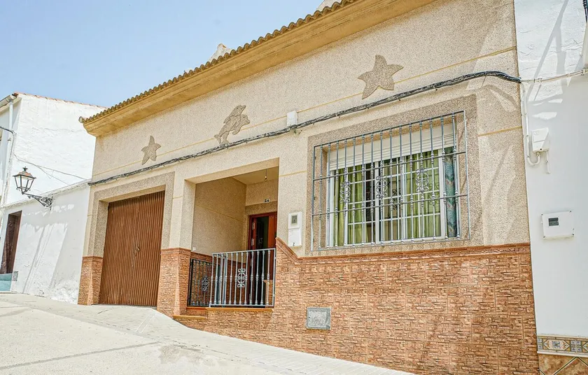 5 bedroom beautiful home in Algamitas - Image 1