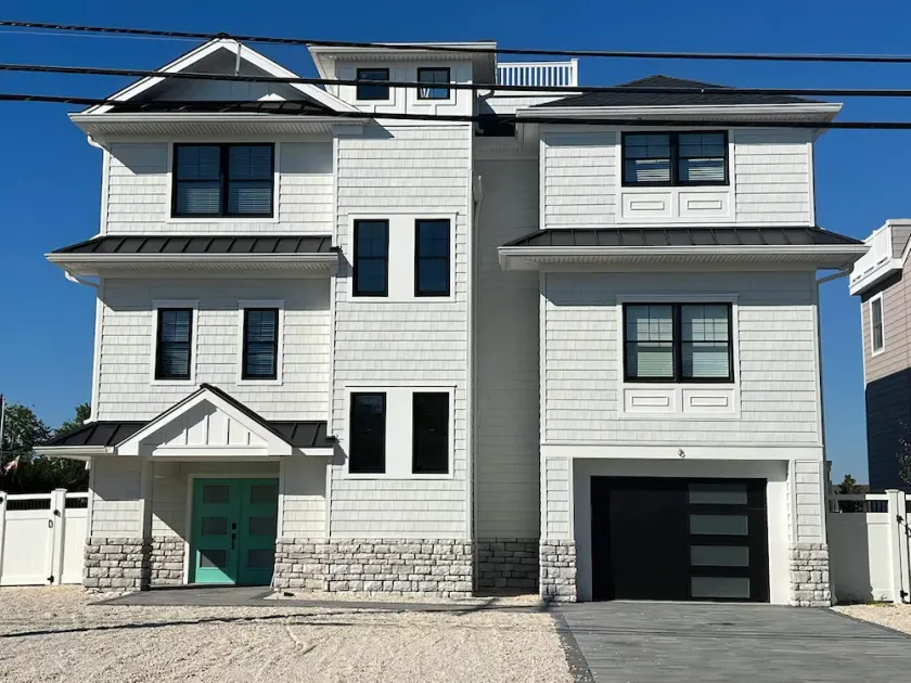 BEAUTIFUL LAGOON FRONT 5 BEDROOM HOME - Image 1