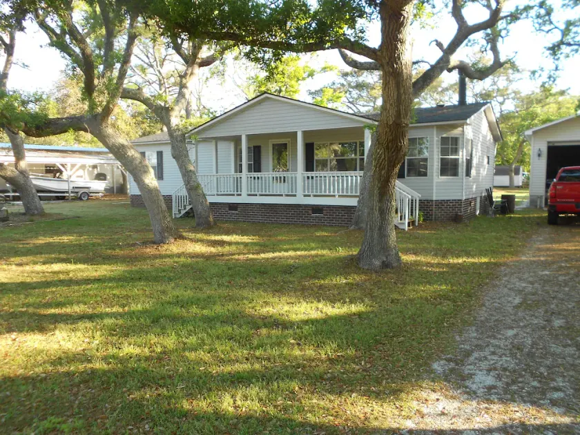 Ruhiges Haus mit 3 Schlafzimmern und 2 Bädern, 1/2 Meile vom Fährhafen nach Cape Lookout entfernt - Image 1