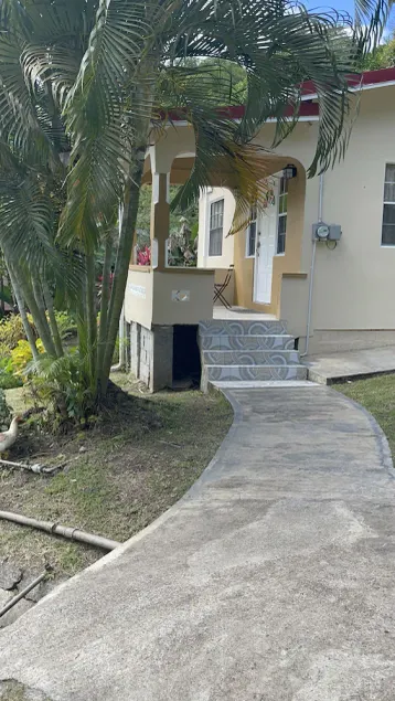 Hibiscus Cottage Cheerful Home - Image 1