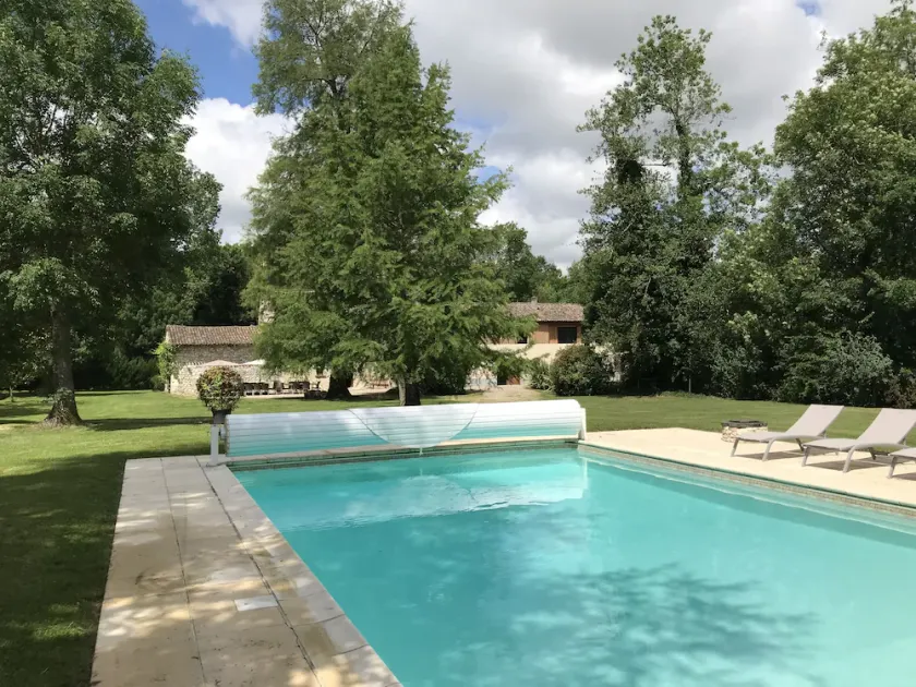 To ejendomme: Manoir og mølle fra det 13. århundrede, privat have og 12mtr opvarmet poo - Image 1