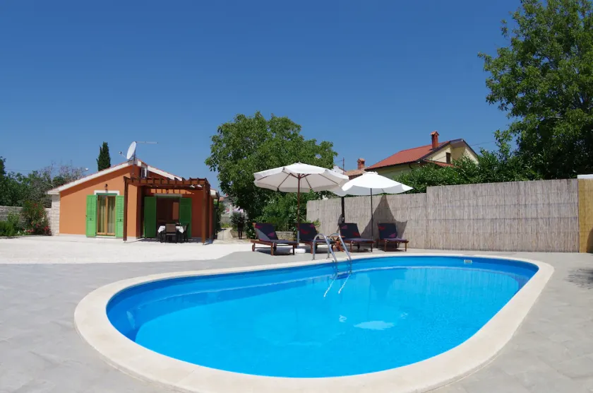 Charming house with private pool in village Sveti Kirin - Image 1