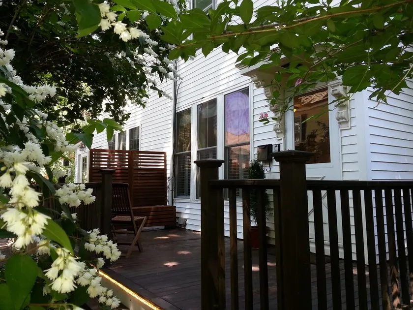 Mysigt och rent duplex med veranda i populär Jamaica Plain (\"JP\") Del av Boston - Image 1