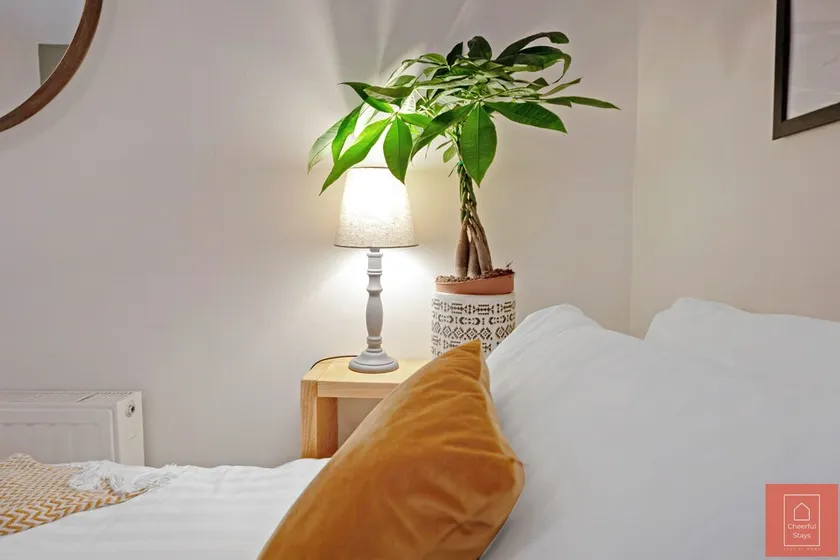 Cheerful Stays: Spacious main door flat in Leith - Image 1