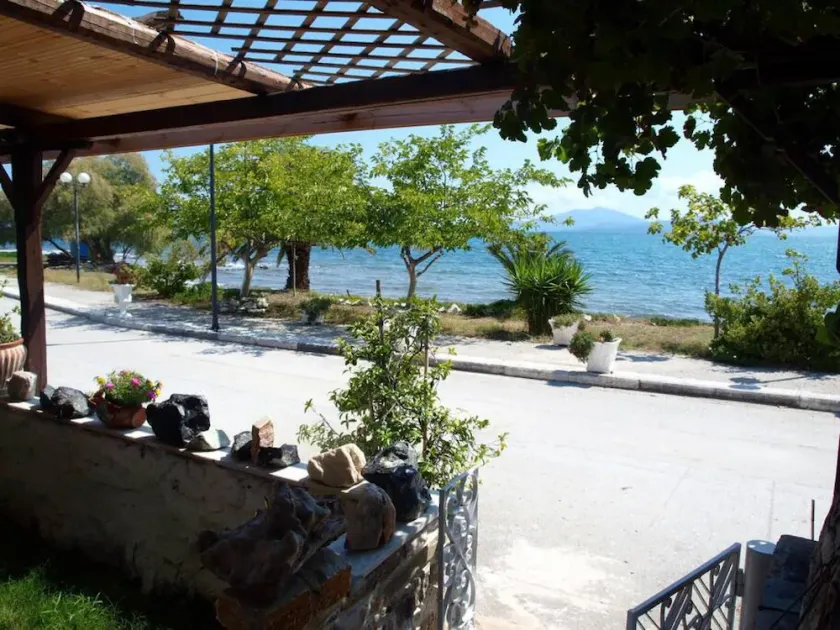 Alonaki Seafront Cottage - Image 1