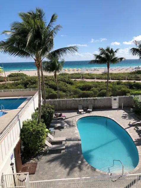 Directly on the beach with Free beach lounges.  Best location in South Beach! - Image 1