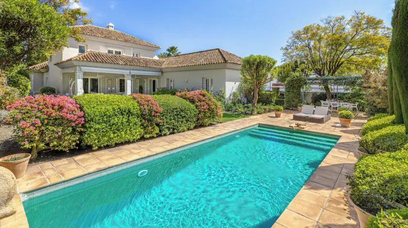 ELEGANT VILLA FOR GOLFERS: OUTDOOR BBQ, POOL AND SOLARIUM, PLUS HOME CINEMA ROOM - Image 1