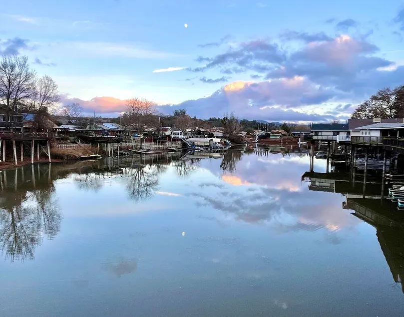 Fishing bungalow on the water w/private dock. - Image 1