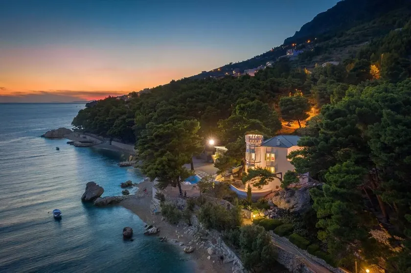 Luxury beachfront Villa Sea Palace with pool & spa near Omiš - Image 1