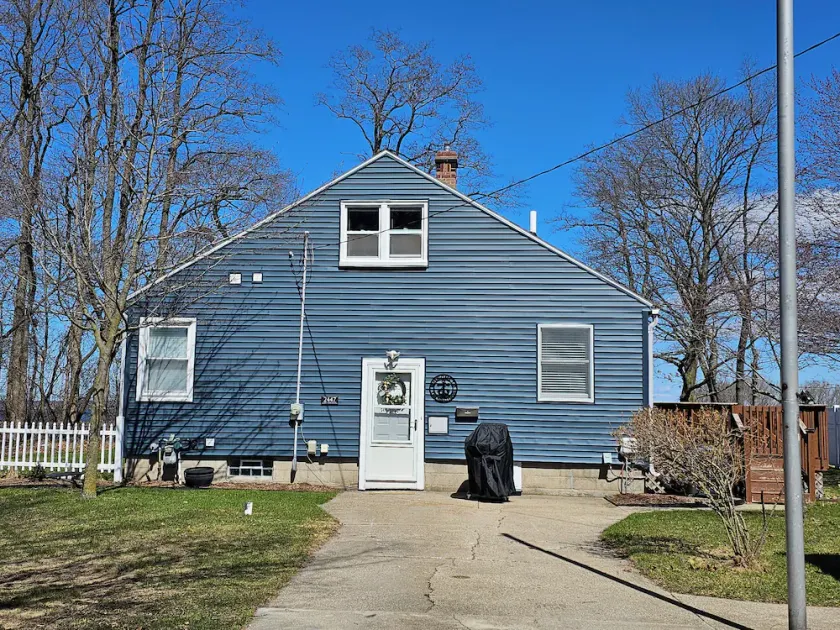 Sit by the fire with a beautiful lake view, pet friendly, close to the beach - Image 1