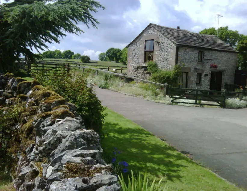 Lovely limestone cottage in the heart of the Peak District. - Image 1