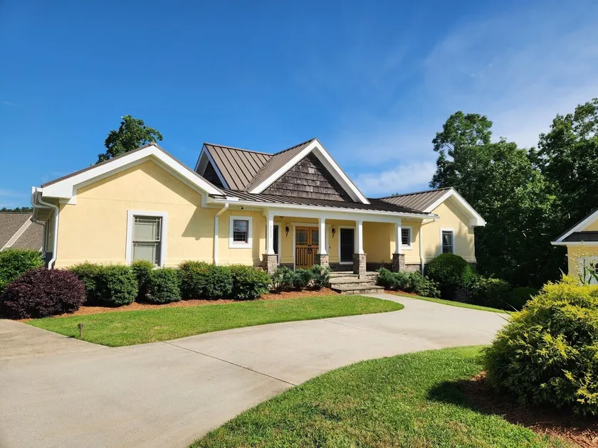 Pet-Friendly Keowee lakefront luxury home w/dock, 5BR, kayaks, stone fire pit - Image 1