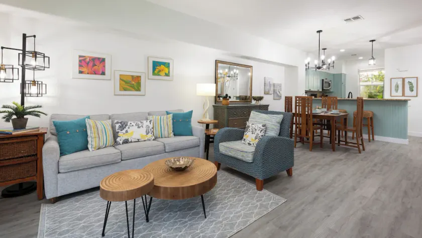 Luxuriously updated condo with easy access to the beach, restaurants and shops  - Image 1