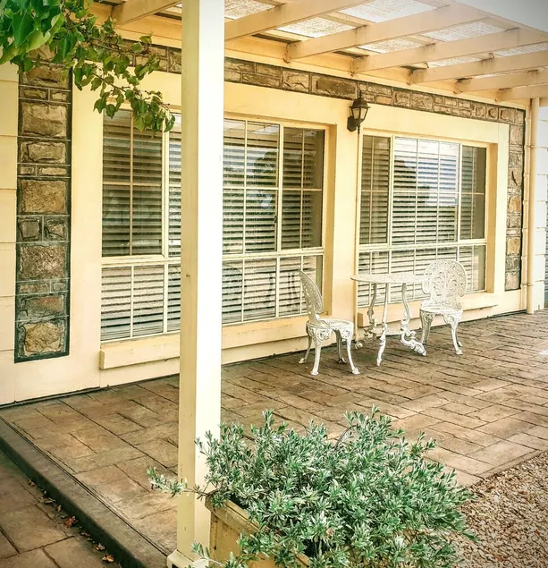 Quiet hilltop retreat - Image 1