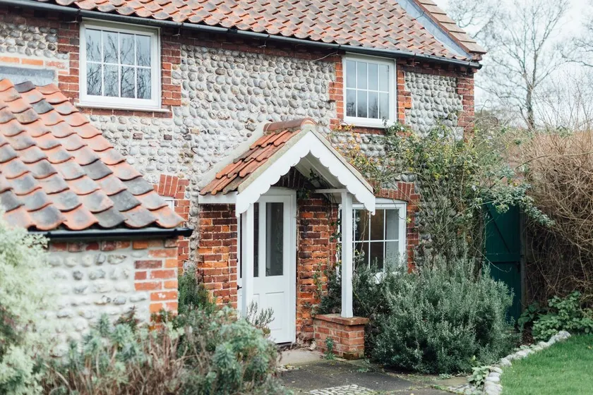 Charming 3-bedroom flint cottage with sunny garden - Image 1