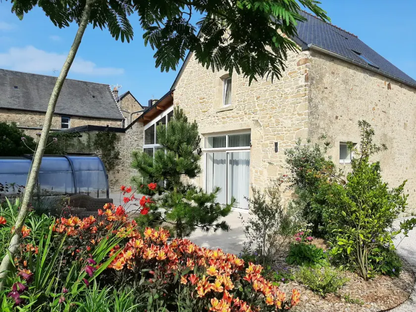 Fully renovated cottage with swimming pool in the heart of Cotentin - Image 1