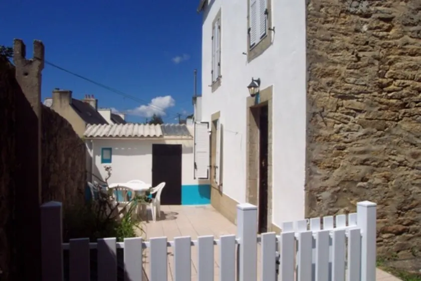 D5010 - MAISON DE PÊCHEUR RESTAURÉE AVEC PETITE COUR FERMÉE SITUÉE À TRÉBOUL - Image 1