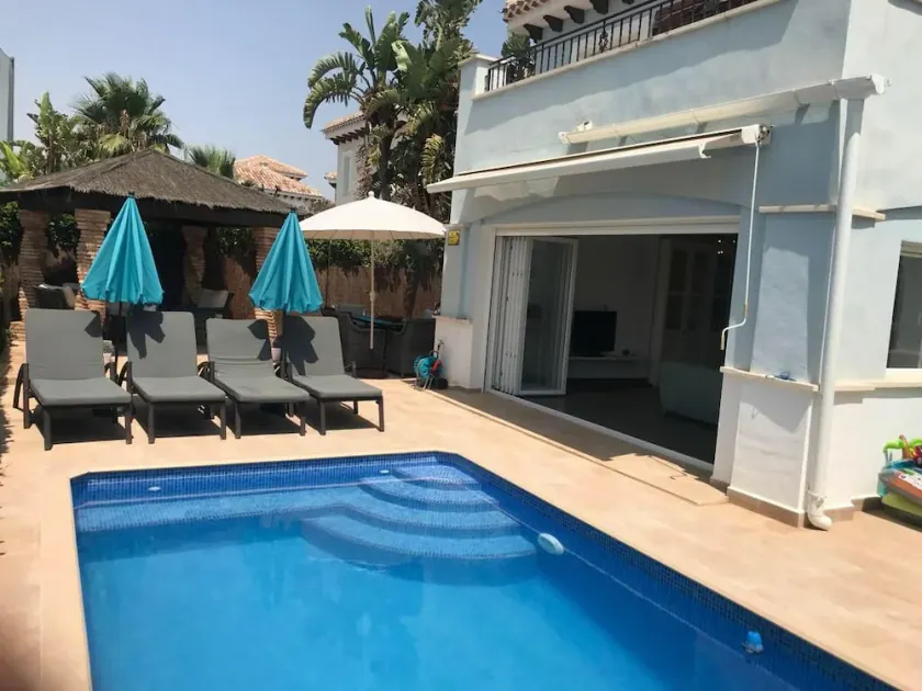 NYTT FÖR 2019 - 3 BED, 3 BAD FRONT LINE GOLF VILLA med uppvärmd pool - Image 1