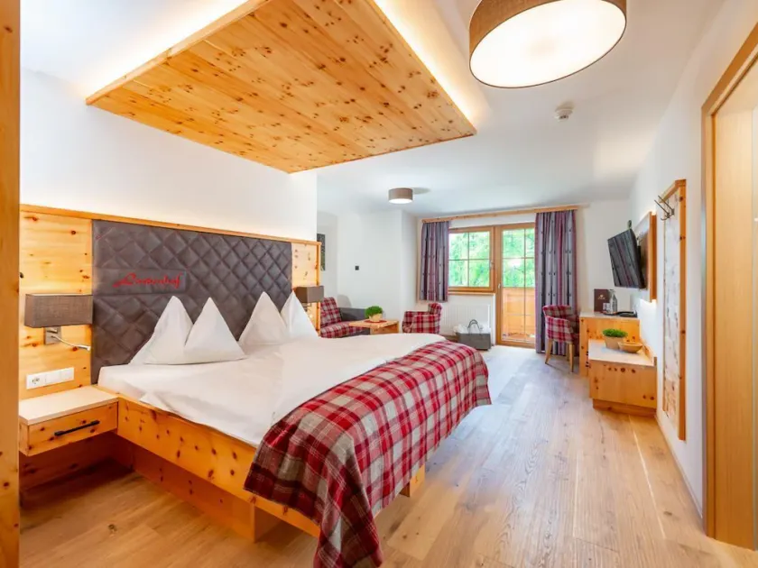 Stone pine suite, shower and bath, toilet, half board, short - Hotel Lindenhof - Image 1