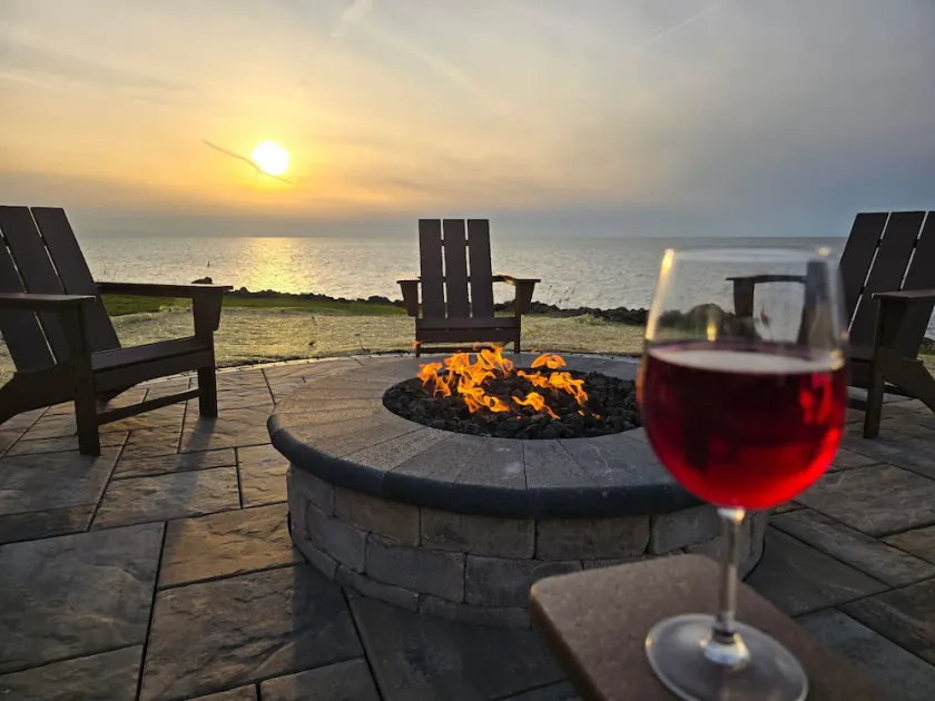 Luxurious 3-BR Lakefront Cottage on Lake Erie - Book Your Lakeside Retreat Today - Image 1