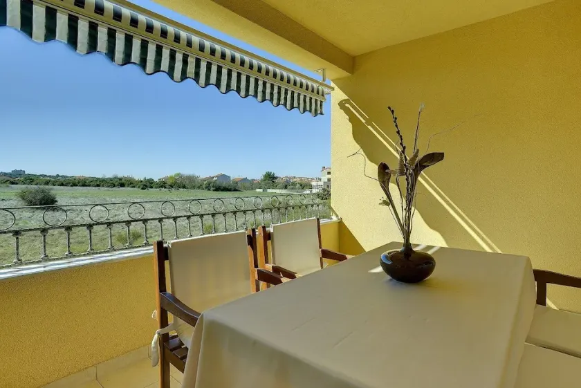 Nuevo piso de vacaciones con aparcamiento, clima en una zona tranquila de Pula - Image 1