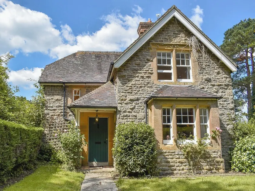 2 bedroom accommodation in Holwell - Image 1