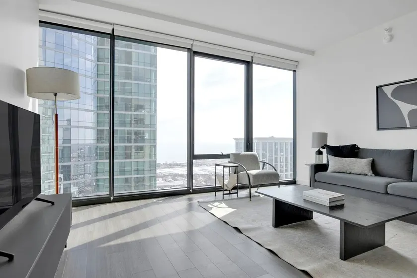 Luxe South Loop 2BR w/ Spa, Pool & Gym next to Grant Park, by Blueground - Image 1