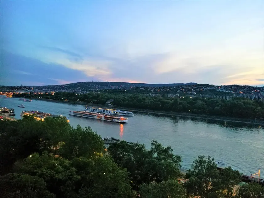 Luxury river view in the heart of the city - Image 1