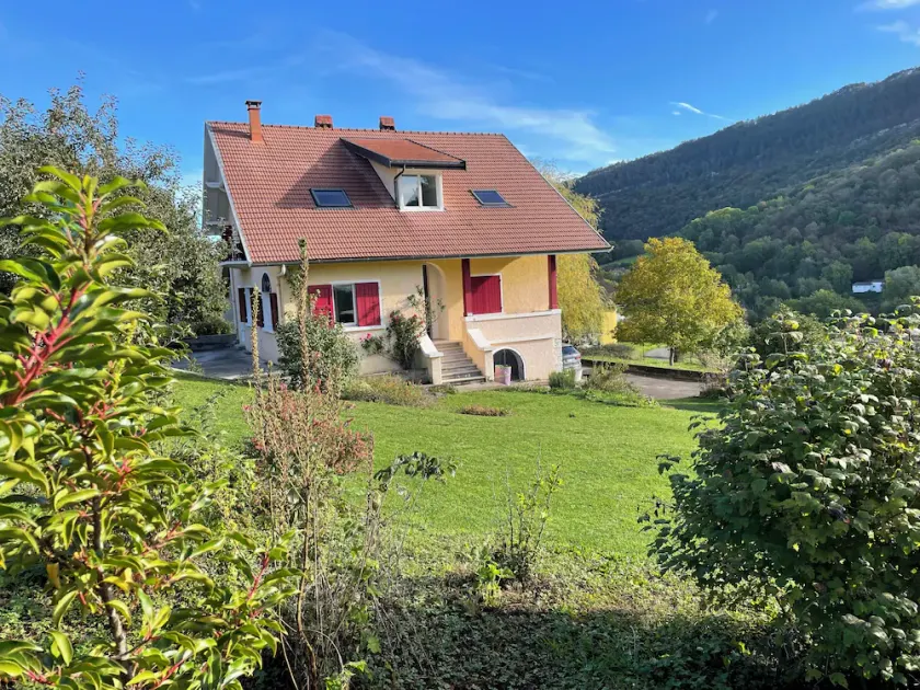 5 bedroom house in Annecy between town and countryside - Image 1