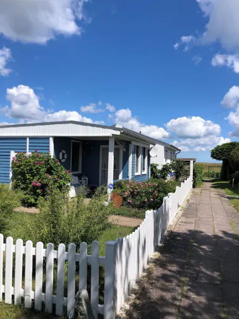 Sunny fisherman's cottage directly on the dike with a view of the lagoon - Image 1