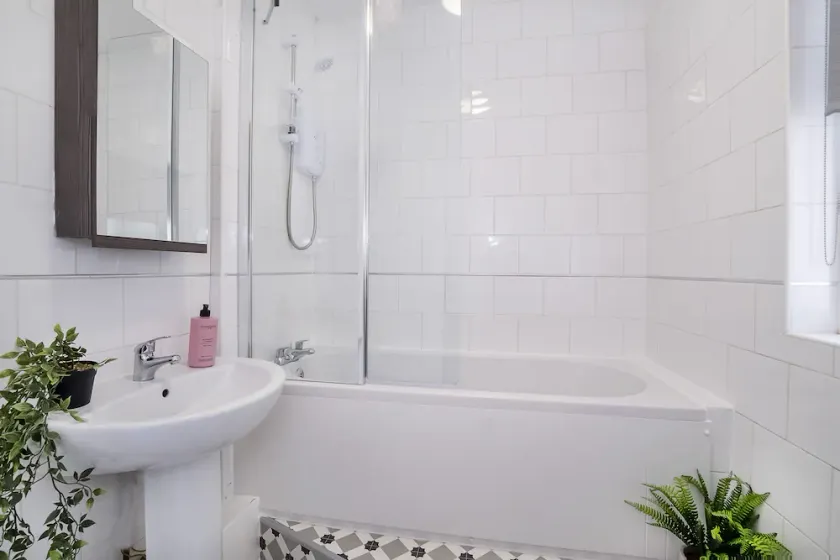 Layerthorpe House with parking  - sleeps 6 guests  in 3 bedrooms - Image 1