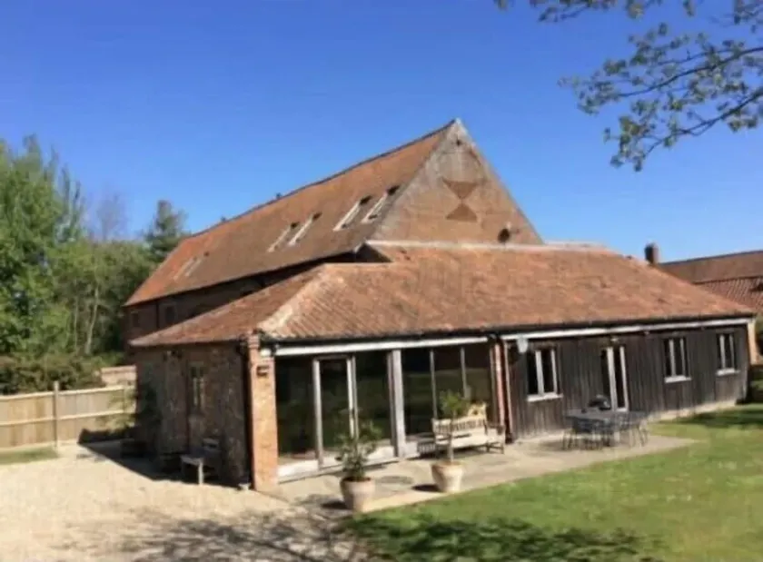 Spacious Georgian barn, traditional oak beams throughout in idyllic countryside. - Image 1