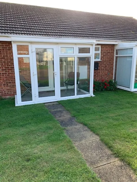 Bungalow close to sea front - Image 1