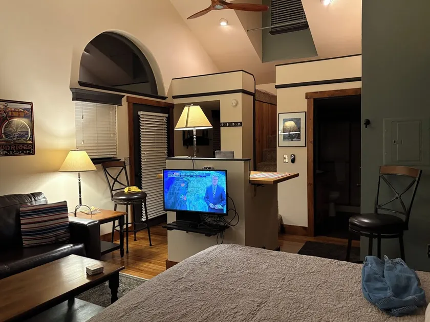 Évadez-vous au studio Sunriver avec bain à remous et connexion Wi-Fi gratuite - Image 1