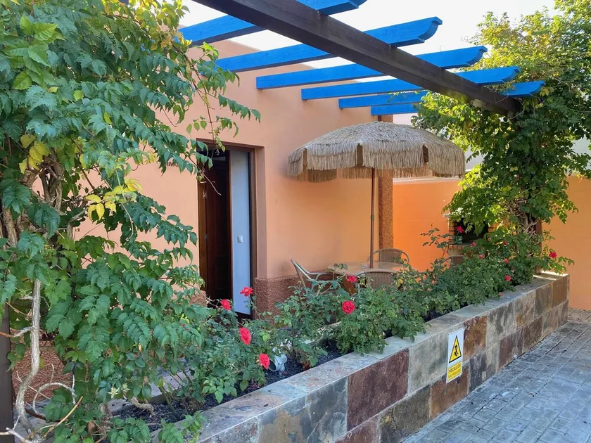 Apartamento con Doble Entrada y Piscina Compartida en el Palmar - Image 1