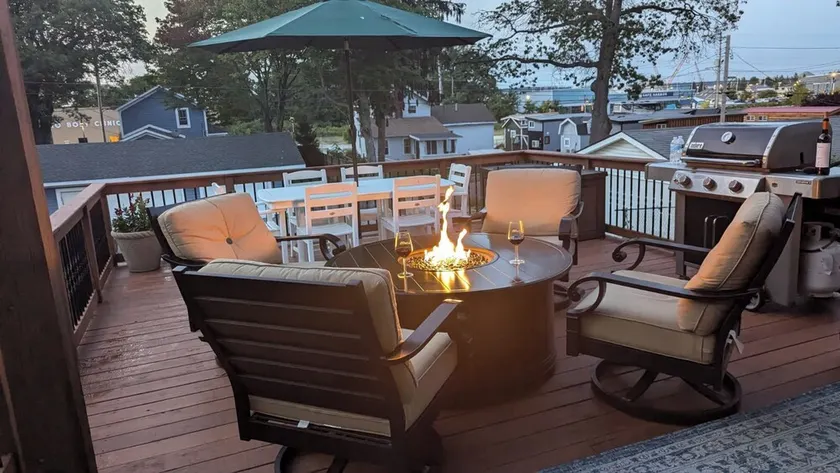 Gorgeous, stylish Muskegon Home - in wonderful Lakeside District! - Image 1