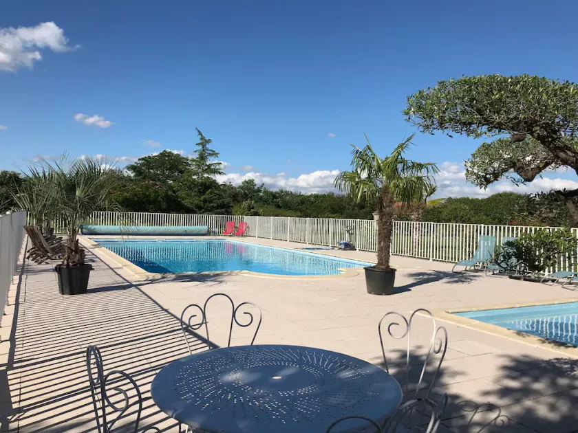 Charentaise Avec Piscine à 25 Minutes des Plages - Image 1