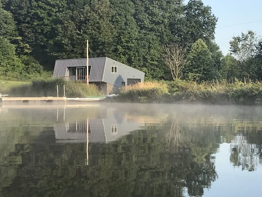 A private lakefront escape - Image 1