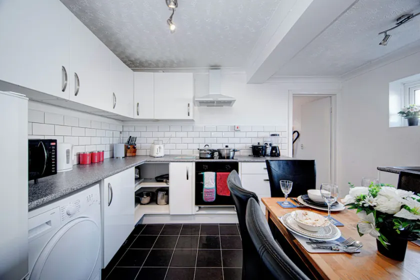 Gilling Villa Remarkable 4-bed House in Gillingham - Image 1