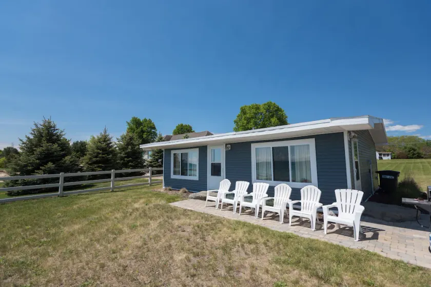 Cozy Lakefront Cottage - Gorgeous Views of Lake Huron! - Image 1