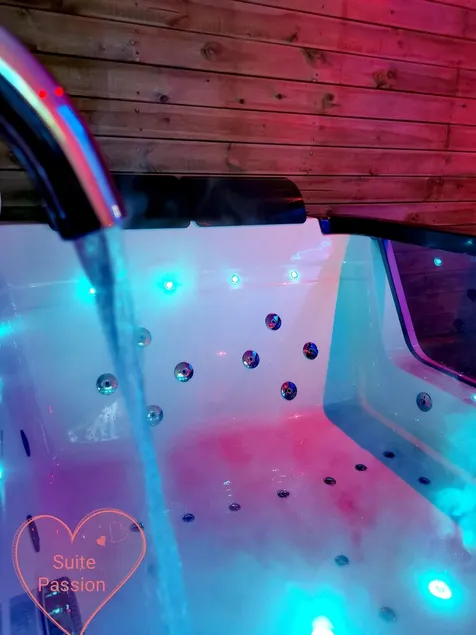 Suite Passion-Duplex-Suite-Whirlpool bath-No view - Image 1