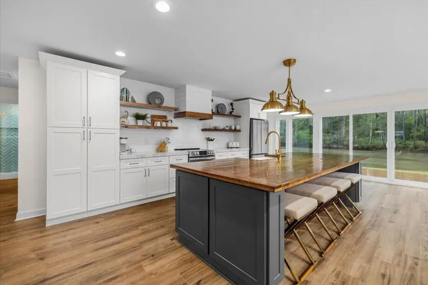 Comforting Lakeside Retreat in Gated Community - Image 1