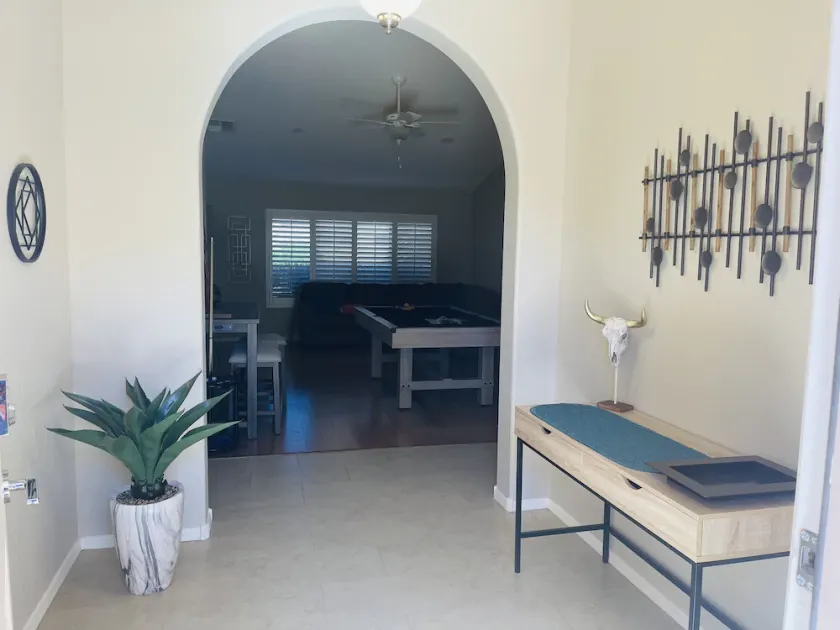 Cheerful 3-bedroom home with private putting green - Image 1