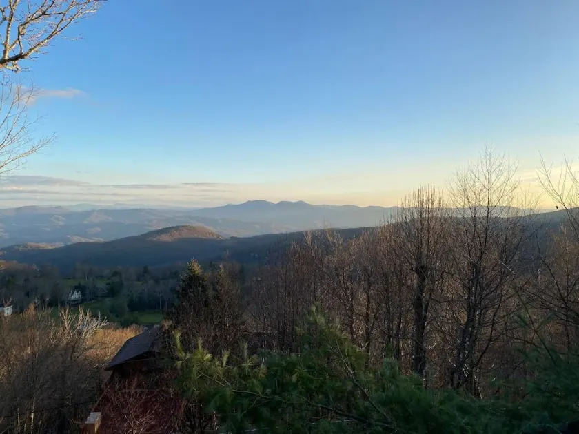 Long-range mtn views, huge deck, spa, play room, 1 mile to ski resort & trails - Image 1