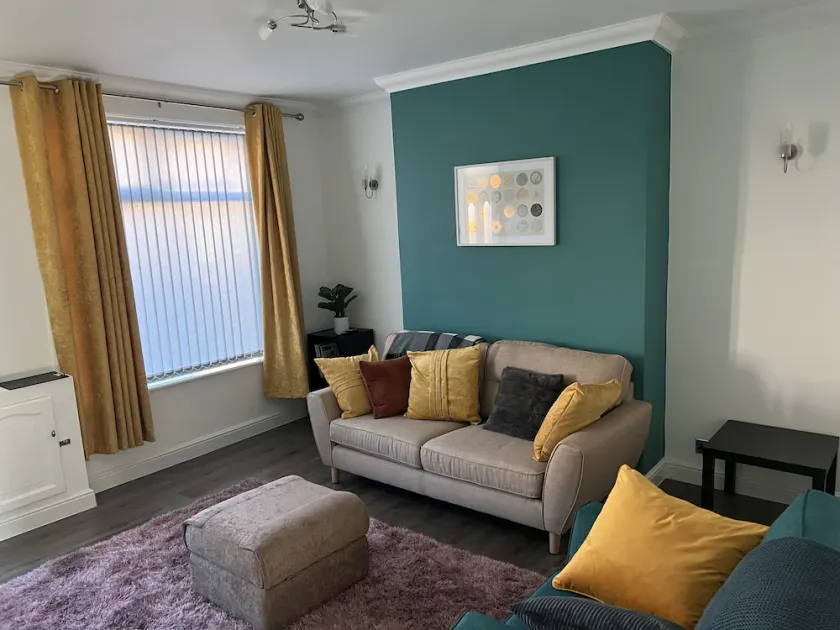 Comfortably furnished 2 bedroom home in Bolton - Image 1