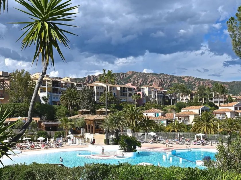 Dejlig lejlighed for 4 personer med WIFI, pool, TV, terrasse og kæledyr tilladt - Image 1